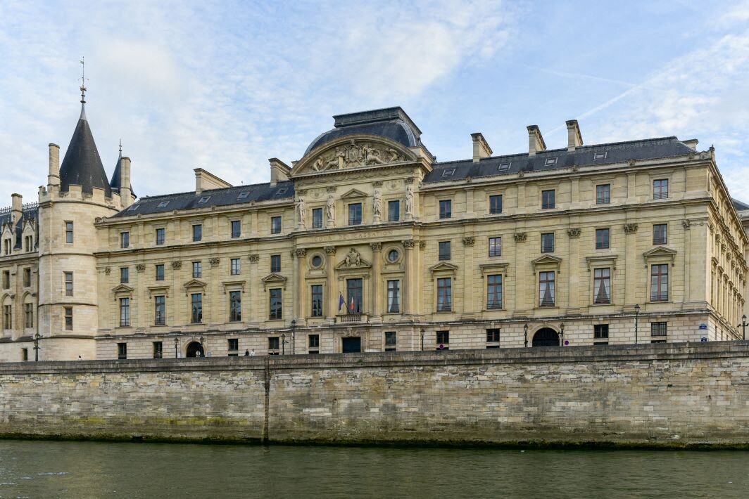 condamnée à rembourser la dette colossale de son mari, elle fait plier le créancier en justice