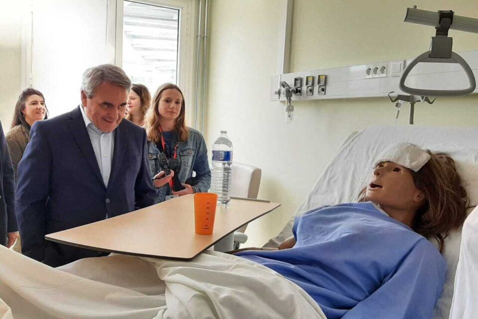 Xavier Bertrand a pu faire la rencontre de Suzie, le mannequin patient qui verbalise - par la voix d'une enseignante - ses symptômes.