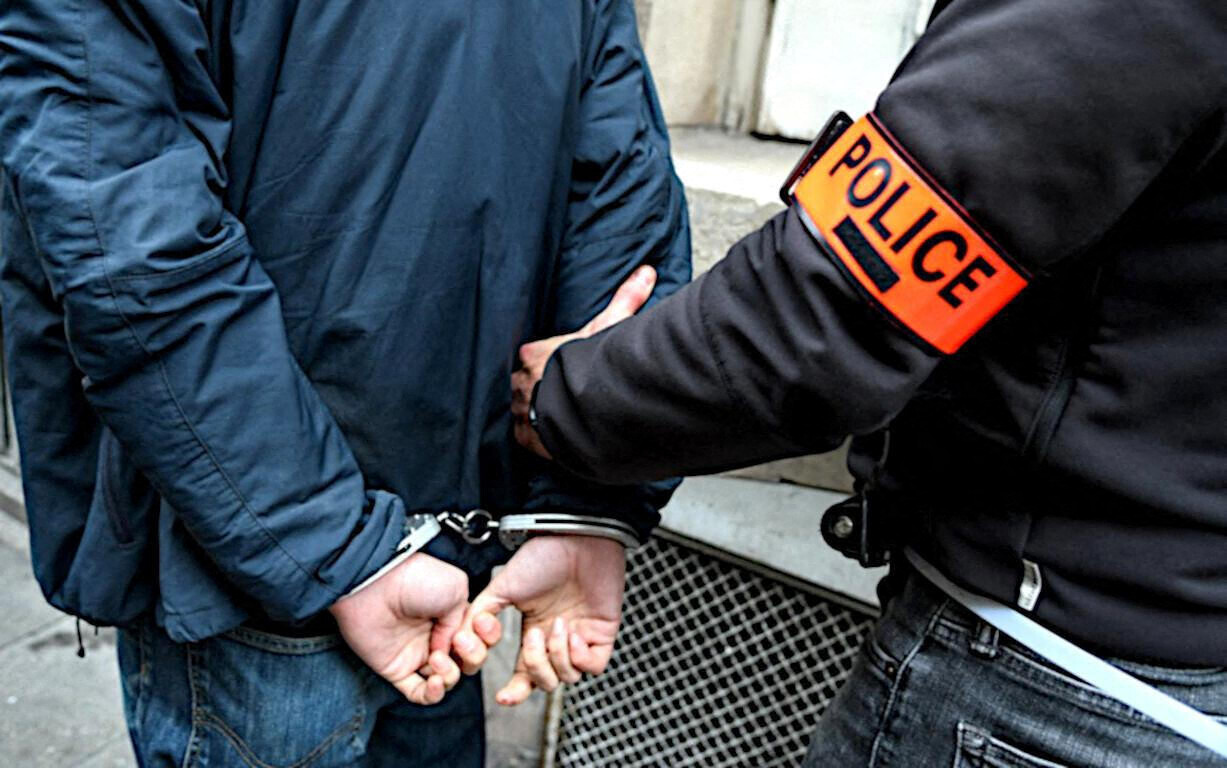 après avoir dissimulé un revolver dans un parapluie, il est condamné à deux ans de prison