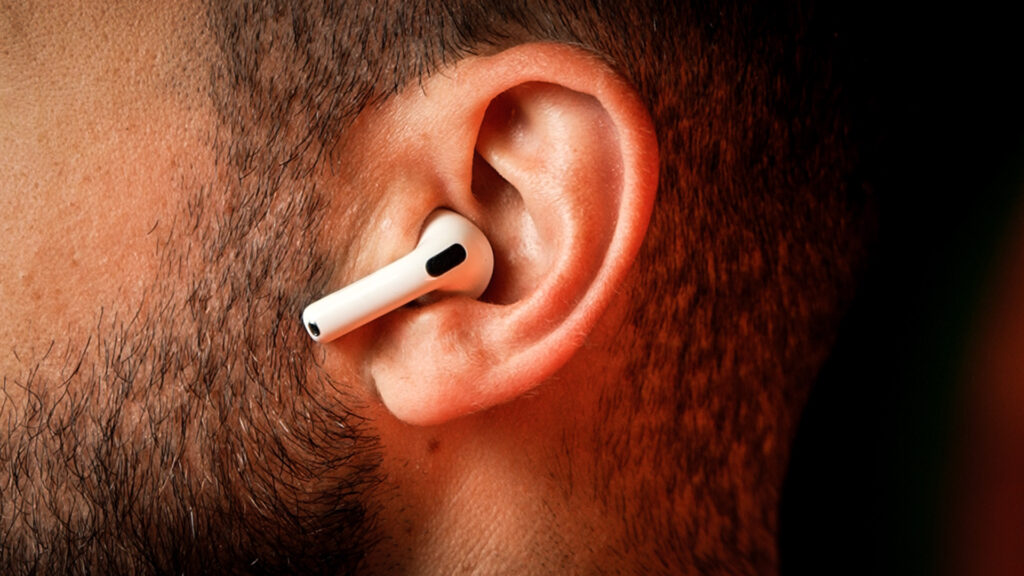 Les AirPods 4 d'Apple. // Source : Nino Barbey pour Numerama