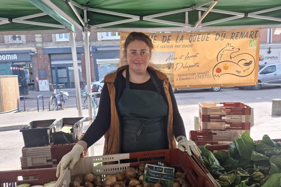Alina aime venir sur le marché Saint-Marc, chaque semaine, pour y vendre ses légumes bios.