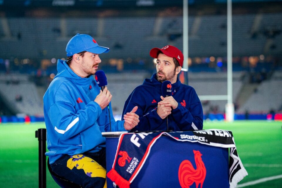 Aymeric Milan animant l'avant-match d'une rencontre du XV de France pour le compte de la FFR lors du Tournoi des 6 Nations.