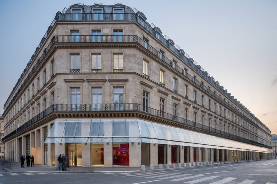 L'ensemble donne à la fois sur la place Palais-Royal, la rue Saint-Honoré et la rue de Rivoli. 