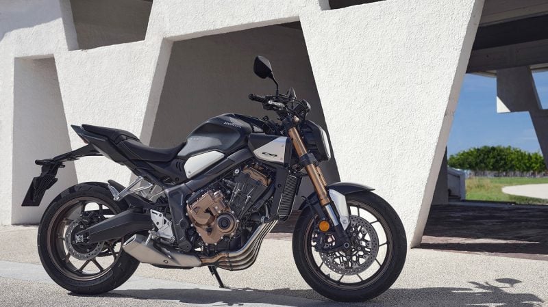 Arrière affiné, échappement court, moteur en bronze, la Honda CB650R E-Clutch a la classe. Mais les poignées de maintien pour le passager ont disparu.