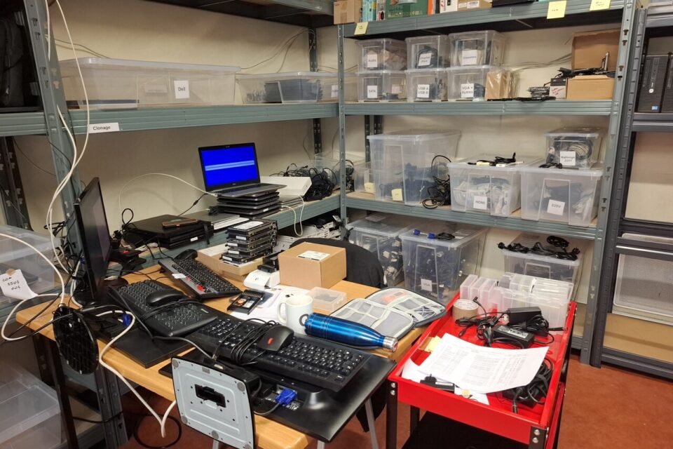 Dans son atelier, dit banc de reconditionnement, Minh redonne vie aux ordinateurs.