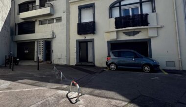 quand des habitants de la Corniche s'octroient des places de parking publiques