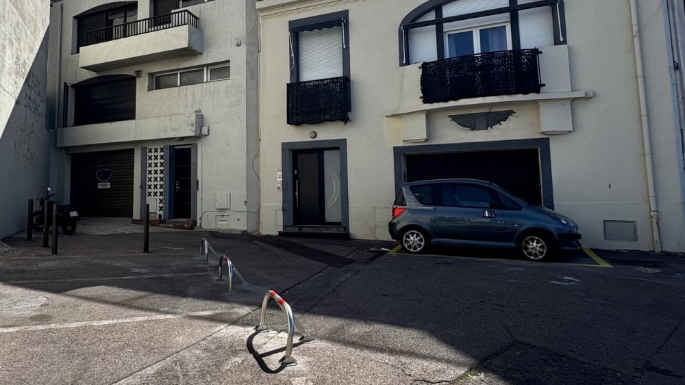 quand des habitants de la Corniche s'octroient des places de parking publiques