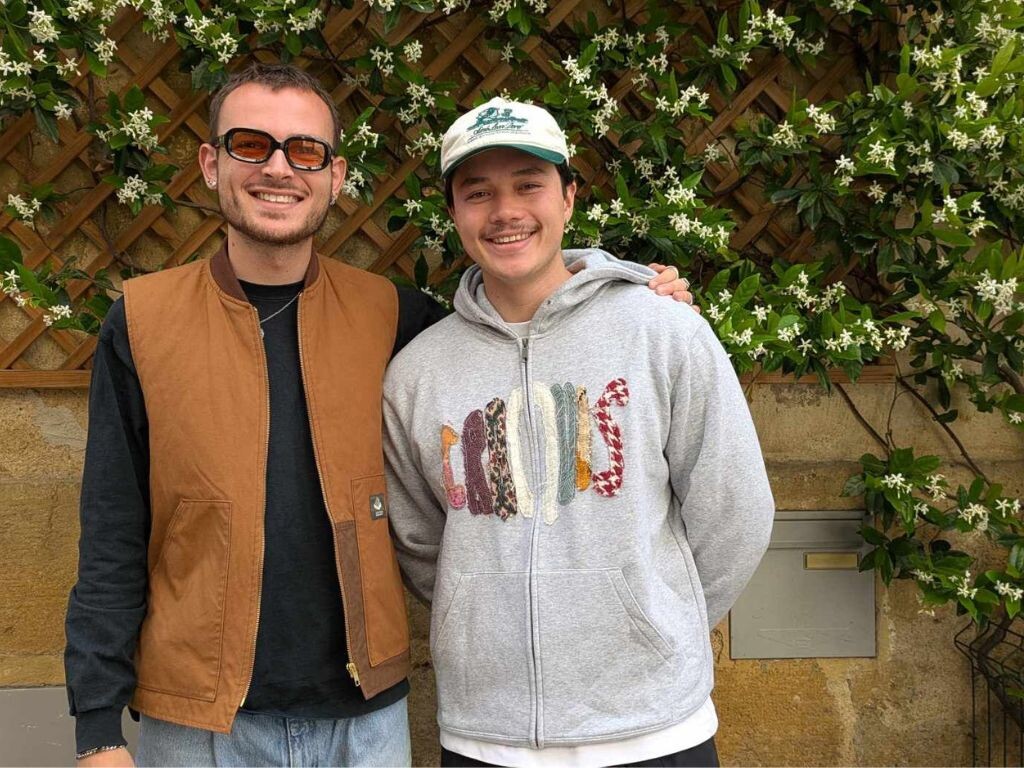 Après avoir rencontré le succès en ligne, ces deux amis veulent ouvrir un café friperie à Bordeaux