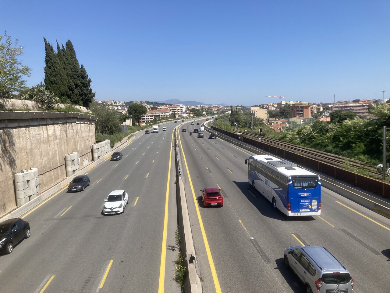 Déviations et fermetures à la chaîne sur l'A8, voici ce qu'il se passe