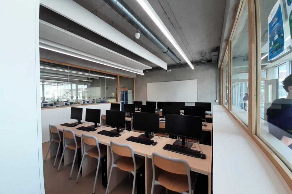 ... Avec des salles informatiques et vestiaires attenants.