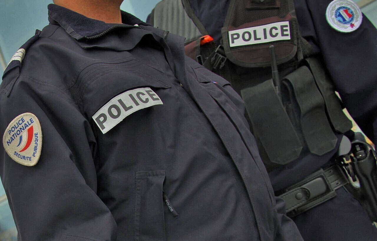 Grenoble. Son appartement dégage une odeur suspecte, il jette la marchandise par la fenêtre