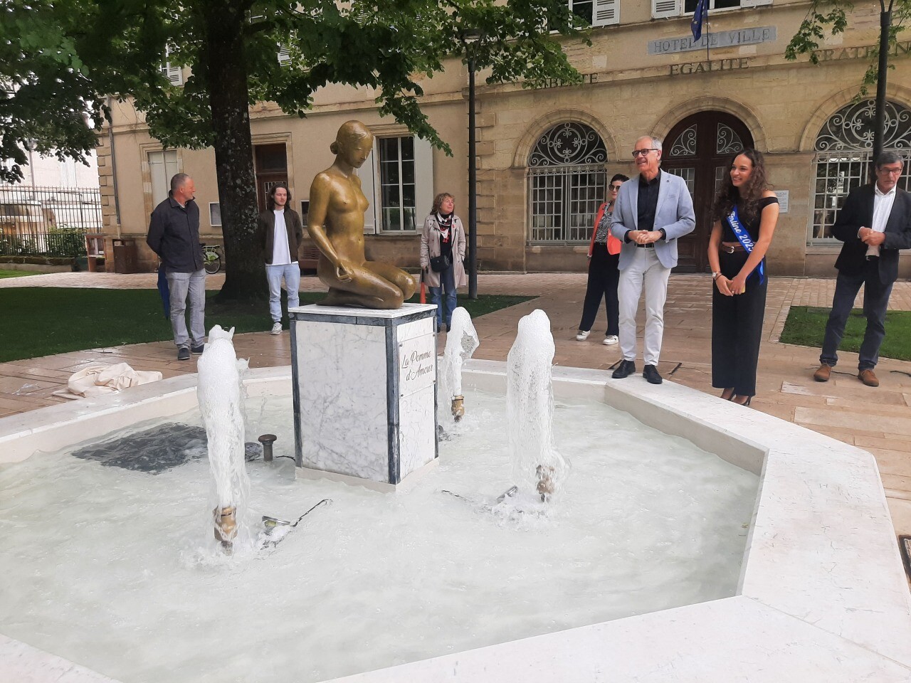 L’emblématique statue de la Pomme d’amour est revenue dans cette ville du Lot-et-Garonne