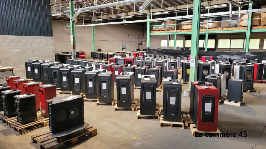 Des centaines de poêles bois et granulés en vente à la grande braderie de Top Chaleur au Chambon-Feugerolles