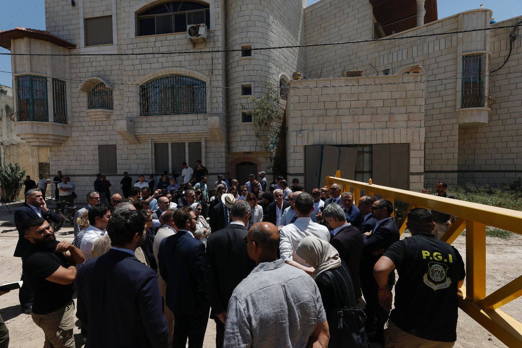 Des diplomates étrangers effectuent une visite à Jénine, en Cisjordanie occupée, le 21 mai 2025.