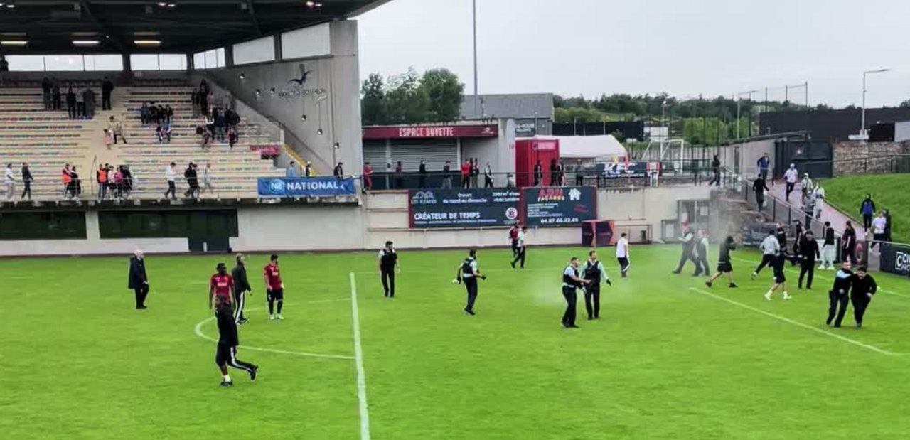 le match de foot dégénère complètement, ce que l'on sait