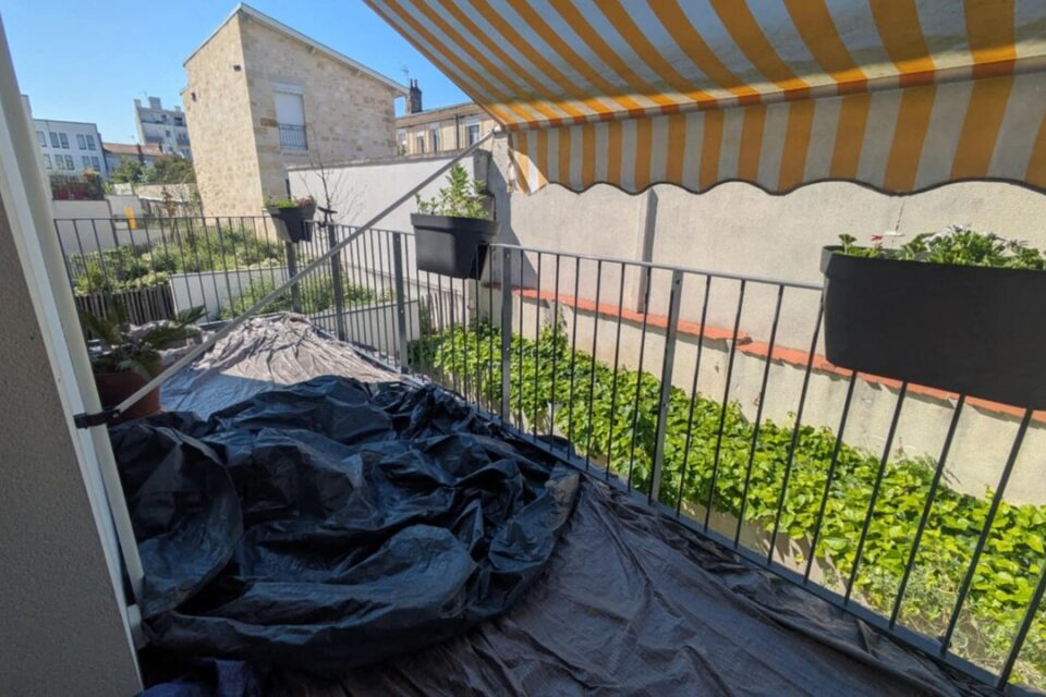 Le balcon est entièrement recouvert de bâches, qu'Hedi doit régulièrement vider. 
