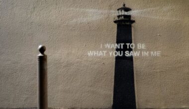 l'œuvre du phare avec une phrase en anglais qui agite les réseaux sociaux