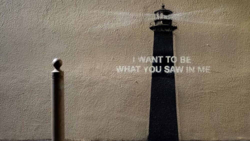 l'œuvre du phare avec une phrase en anglais qui agite les réseaux sociaux