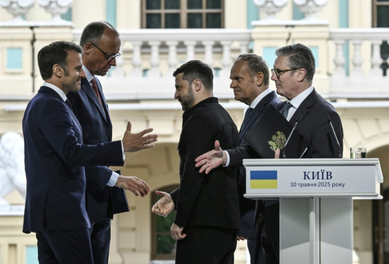 De gauche à droite: le président français Emmanuel Macron, le chancelier allemand Friedrich Merz, le président ukrainien Volodymyr Zelensky, le Premier ministre polonais Donald Tusk et le Premier ministre britannique Keir Starmer, le 10 mai 2025 à Kiev ( AFP / Genya SAVILOV )