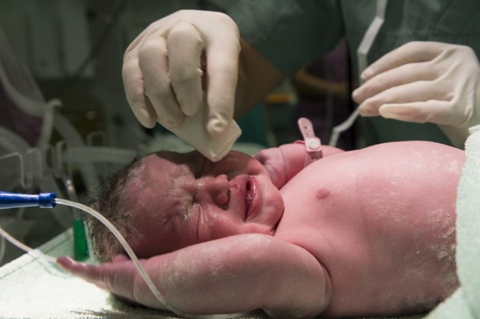 bébé condamné sauvé par thérapie génétique sur mesure Ma Santé Un nourrisson atteint d’une maladie génétique rare et moretelle qui a été sauvé grâce à une thérapie génique sur mesure.