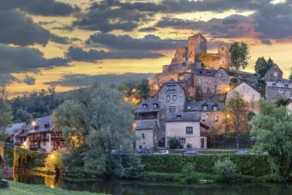 Belcastel est l’une des merveilles de l’Aveyron et de l’Occitanie. Il fait partie des « Plus Beaux Villages de France »