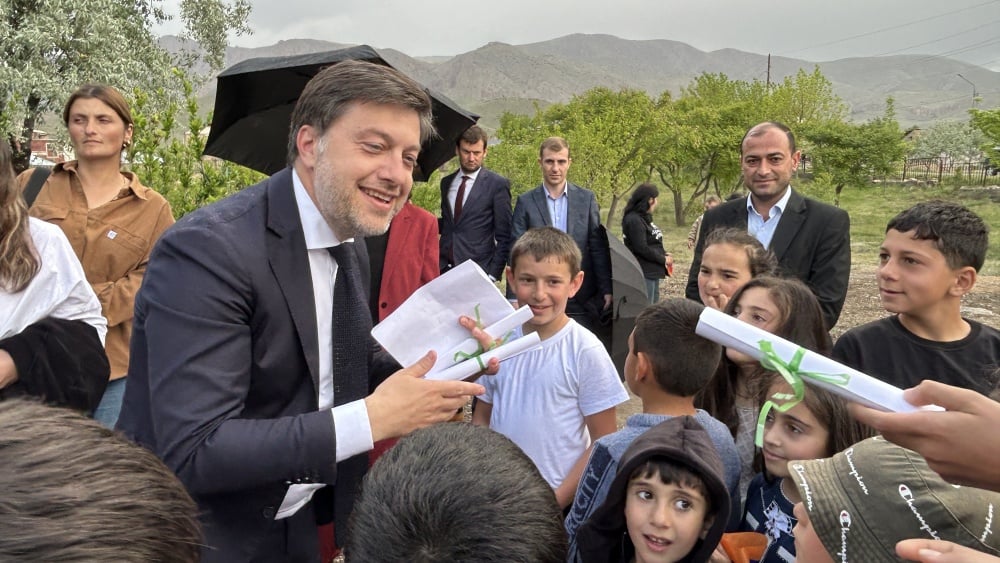 En Arménie, le maire de Marseille, Benoît Payan, prône la paix