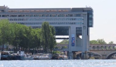 une femme se jette du haut de l'héliport