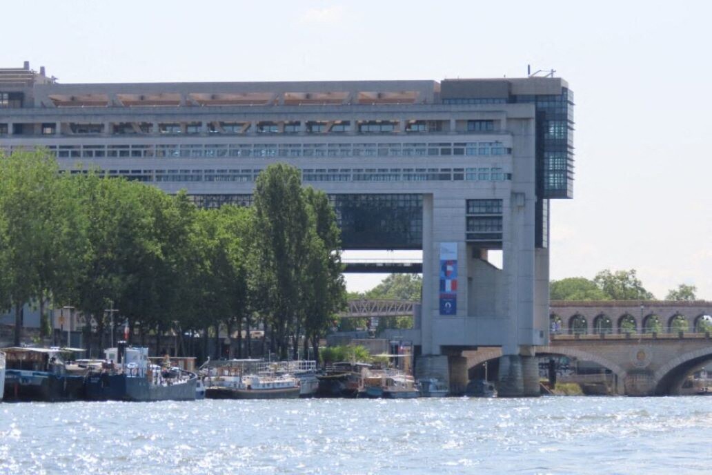 une femme se jette du haut de l'héliport