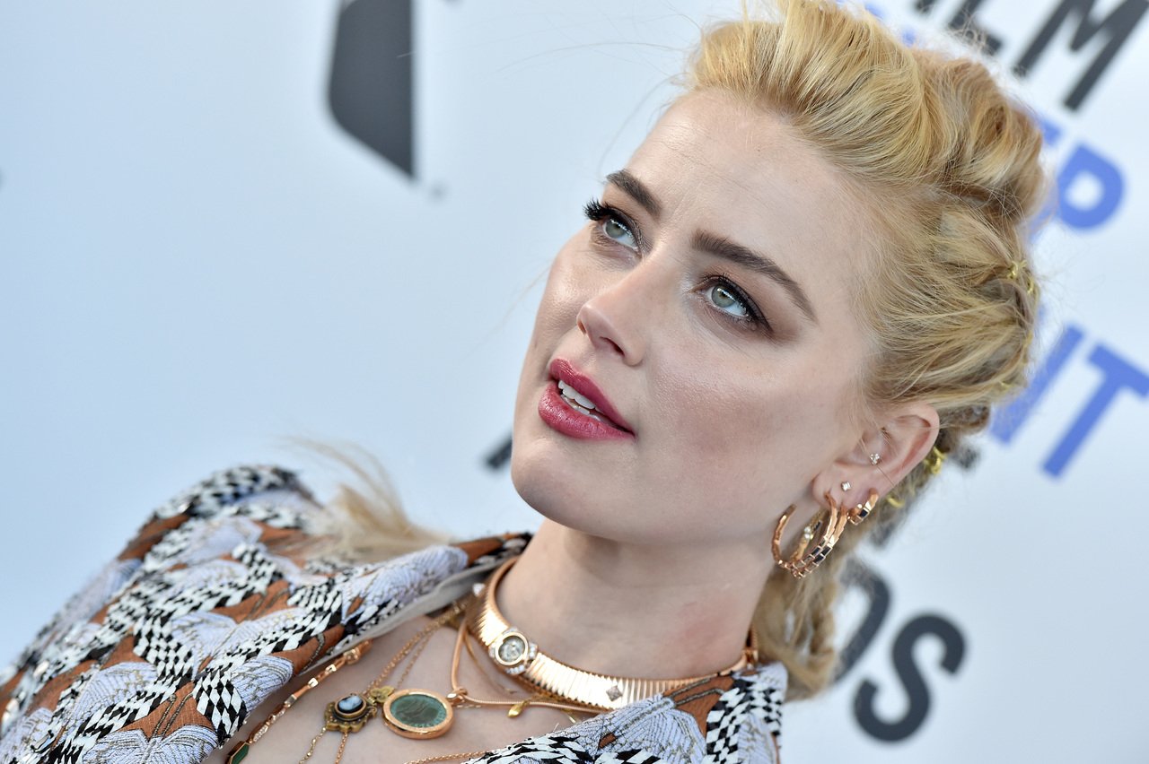 Amber Heard maman de jumeaux : grande annonce en photo pour la fête des mères, on connaît les prénoms