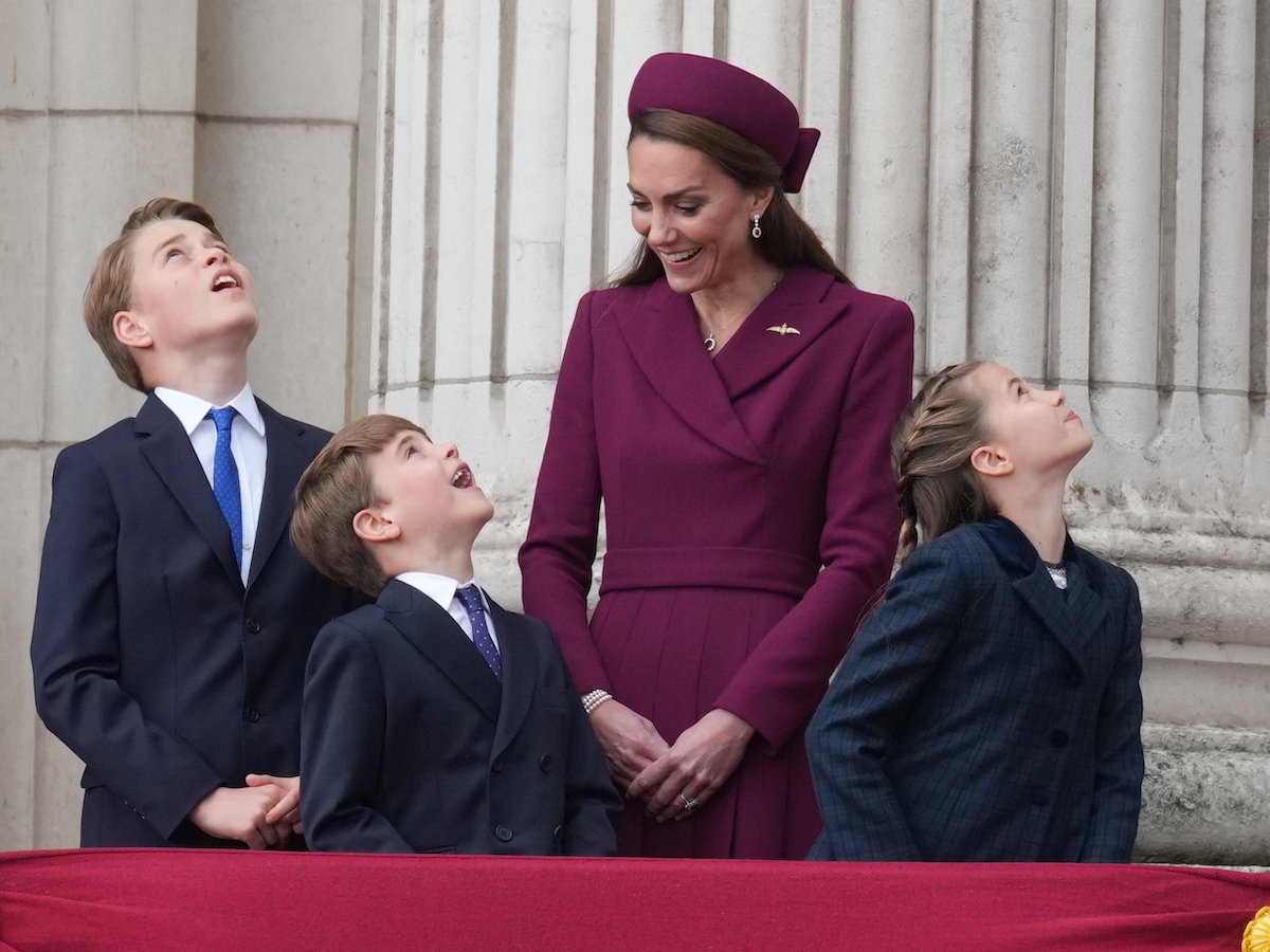 Prince Louis fait le pitre au balcon de Buckingham : ce qu’il fallait vraiment lire sur ses lèvres