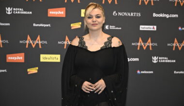 Louane : épaules nues, dentelles, maxi échancrure et robe transparente, elle en dévoile beaucoup à l’Eurovision