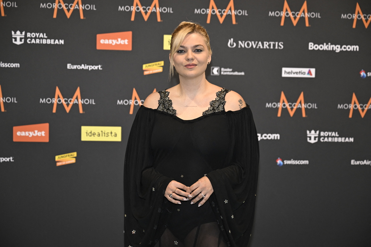 Louane : épaules nues, dentelles, maxi échancrure et robe transparente, elle en dévoile beaucoup à l’Eurovision