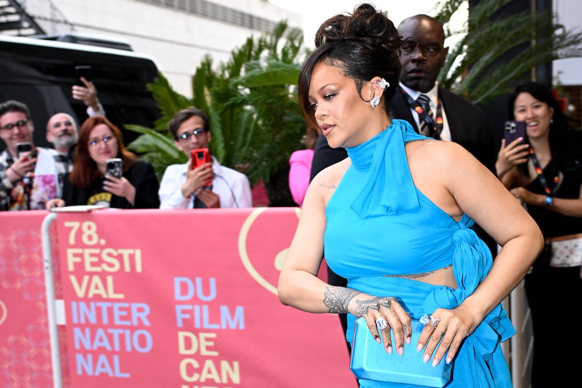 CANNES 2025. Rihanna enceinte : robe bleue et ventre rond, elle éclipse son mari et réchauffe l'atmosphère