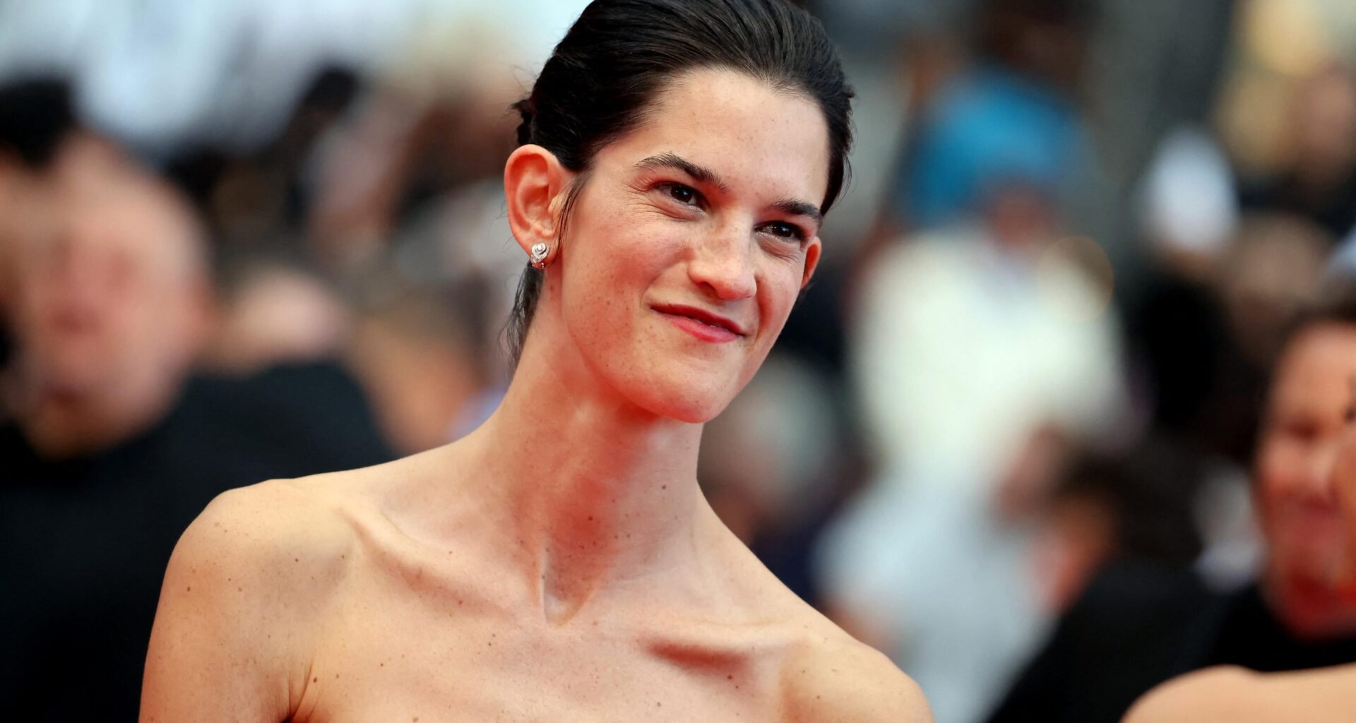 CANNES 2025. Suzanne Lindon illumine la Croisette dans un rose rétro parfaitement maîtrisé