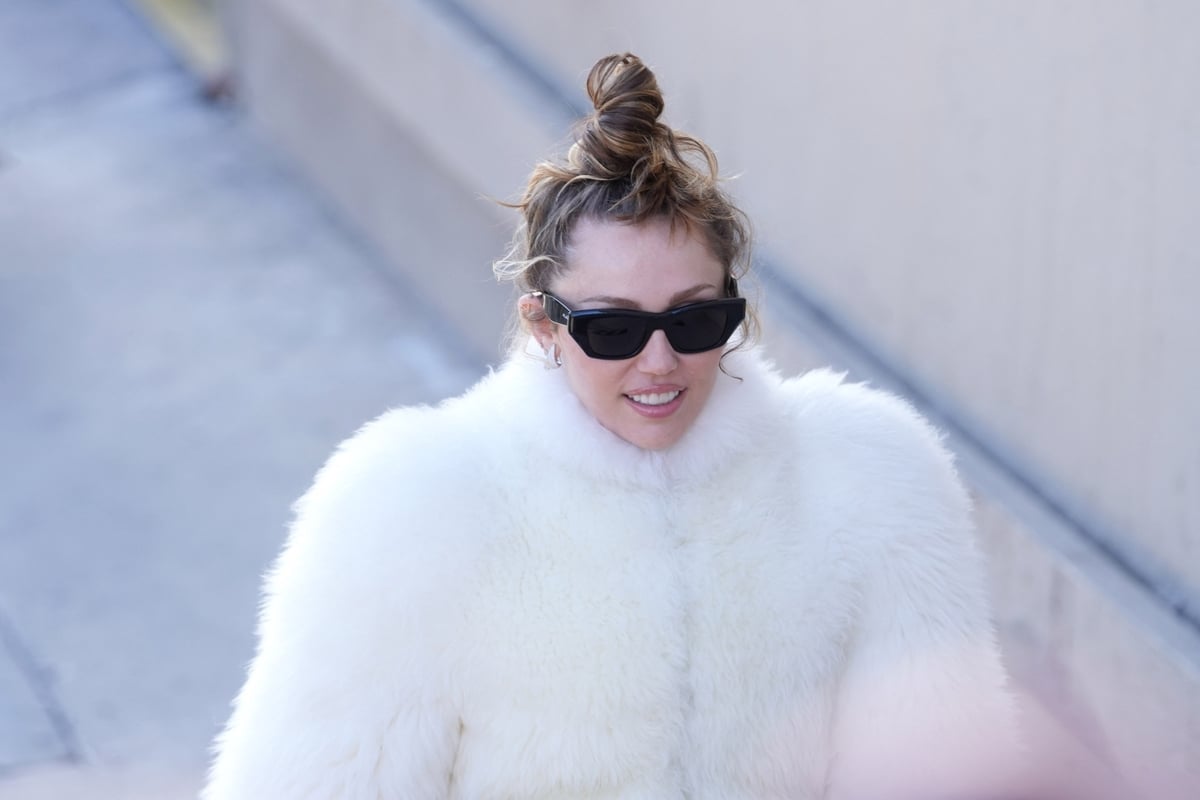 “Ma jambe a commencé à se désintégrer” : Miley Cyrus placée en soins intensifs