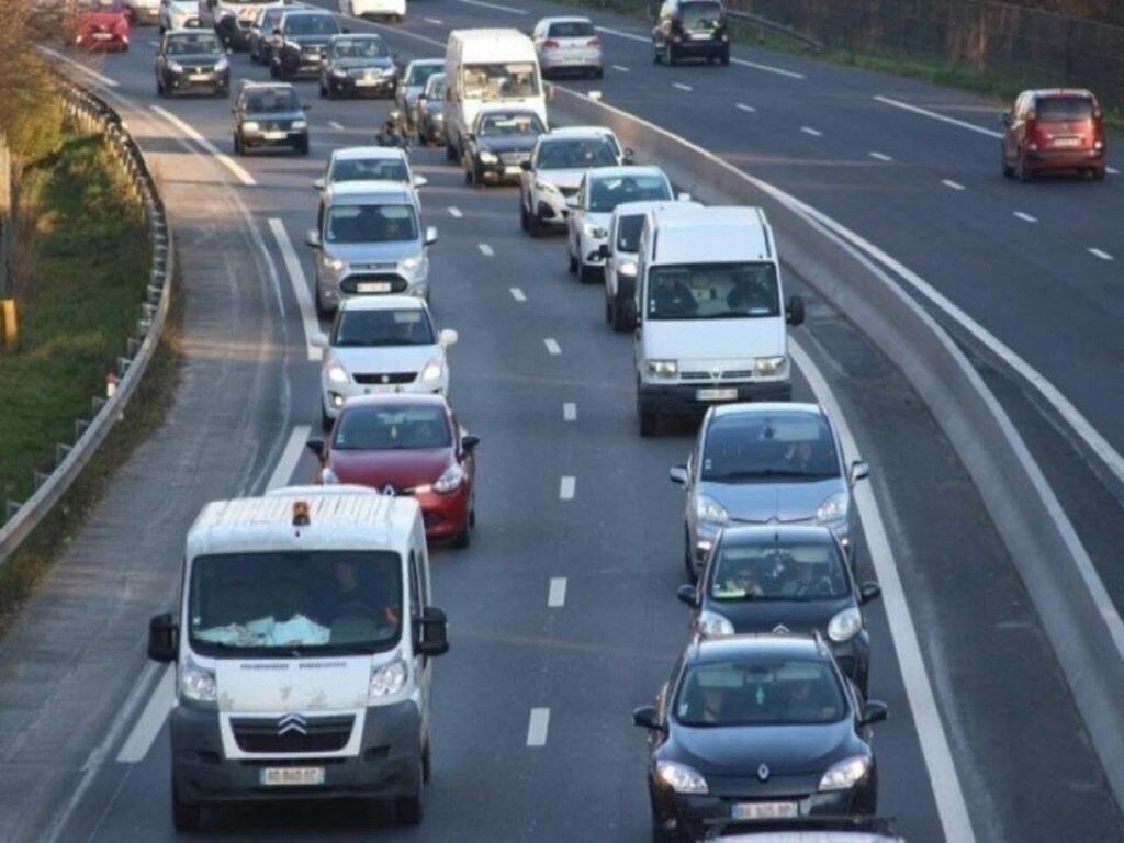 la vitesse abaissée à 70 km/h et des bretelles fermées
