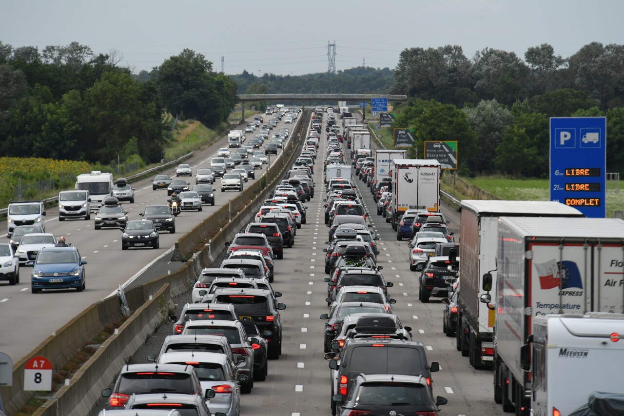 les entrées saturées de bouchons, la situation va durer en mai