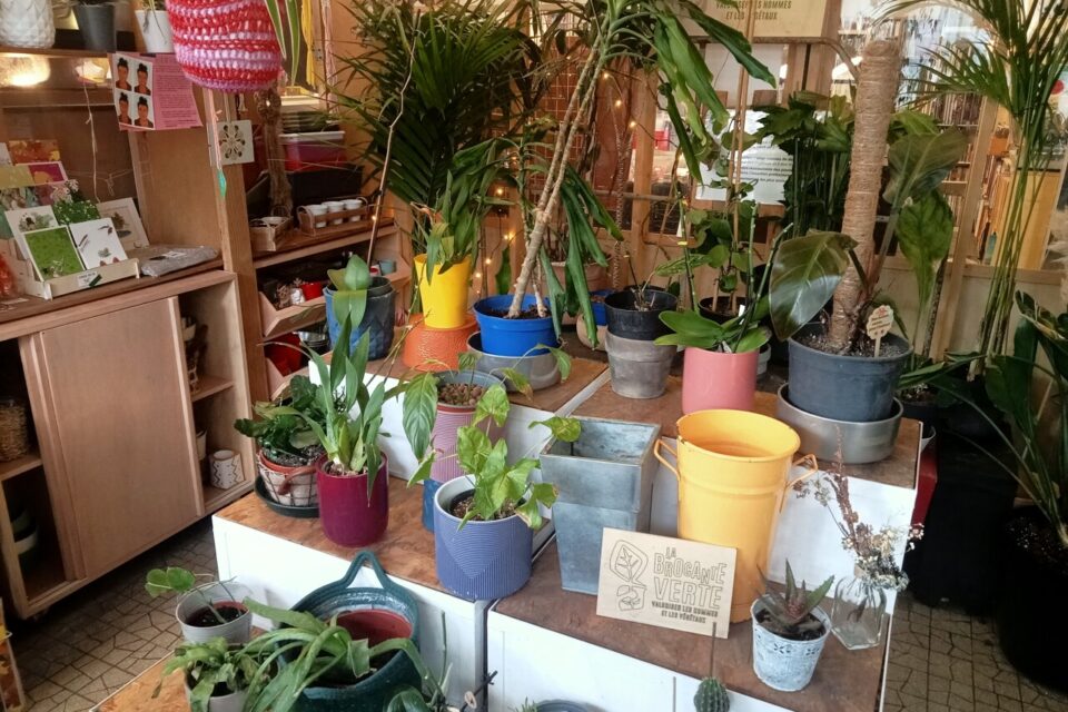 La boutique de la Brocante verte se trouve à l'intérieur du Wattignies, espace convivial et culturel.