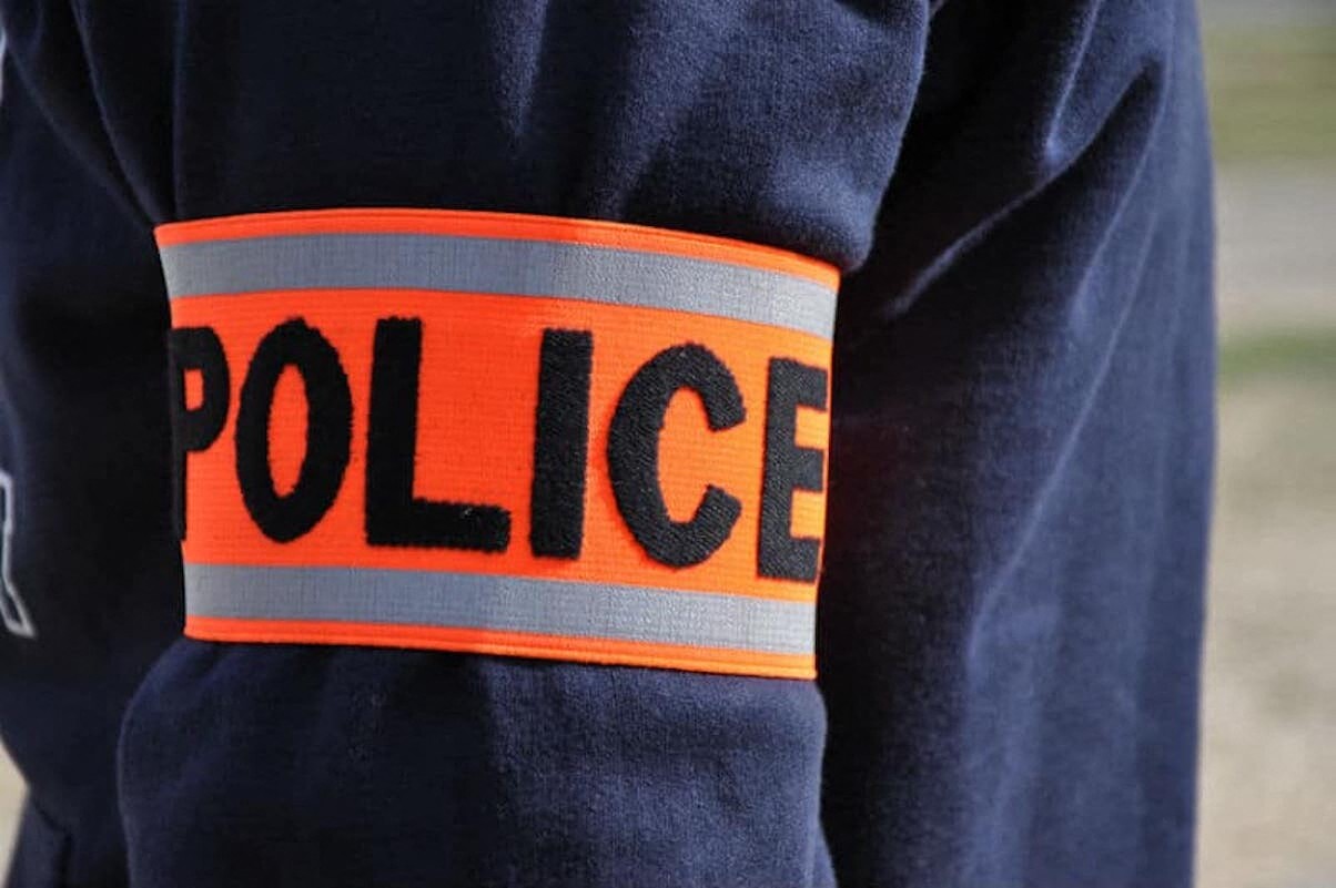 un SDF retrouvé décédé le visage ensanglanté, enquête et autopsie