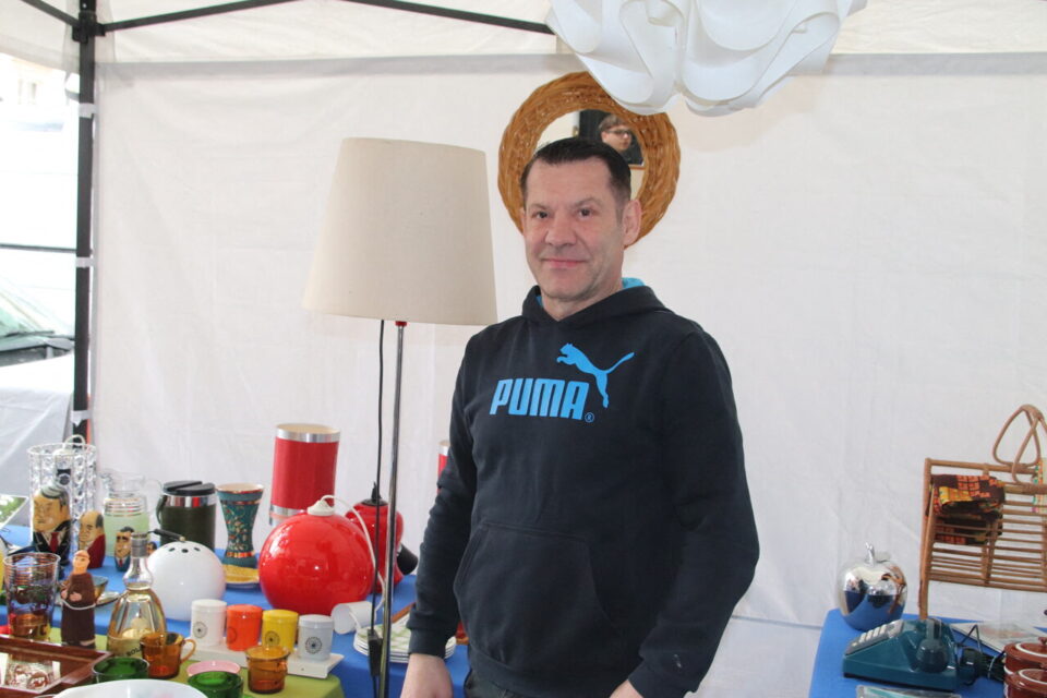 Philippe tient un stand à la brocante depuis une dizaine d'années. 