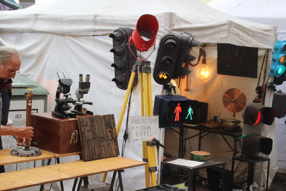 Un projecteur de la Tour Eiffel de 1940 à 1968, assure le vendeur. Vraiment ? 