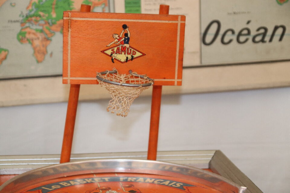 Un vieux panier de basket vendu en jeu pour enfants. Peu commun. 