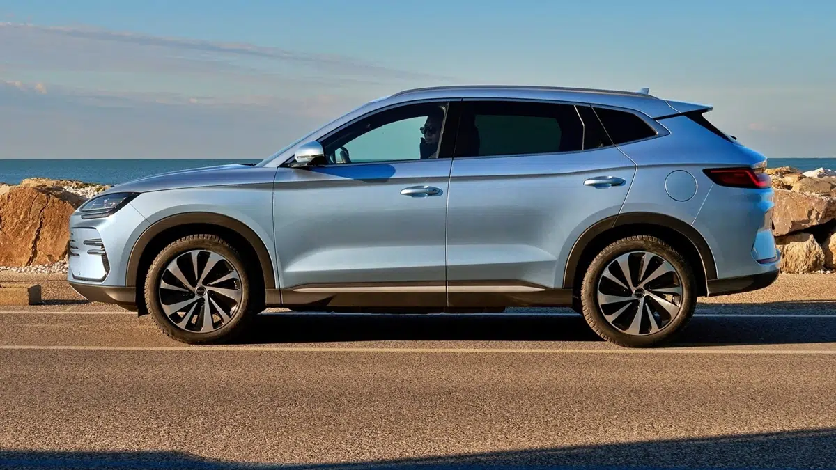 SUV BYD hybride rechargeable en vue latérale avec ligne fluide et proportions dynamiques