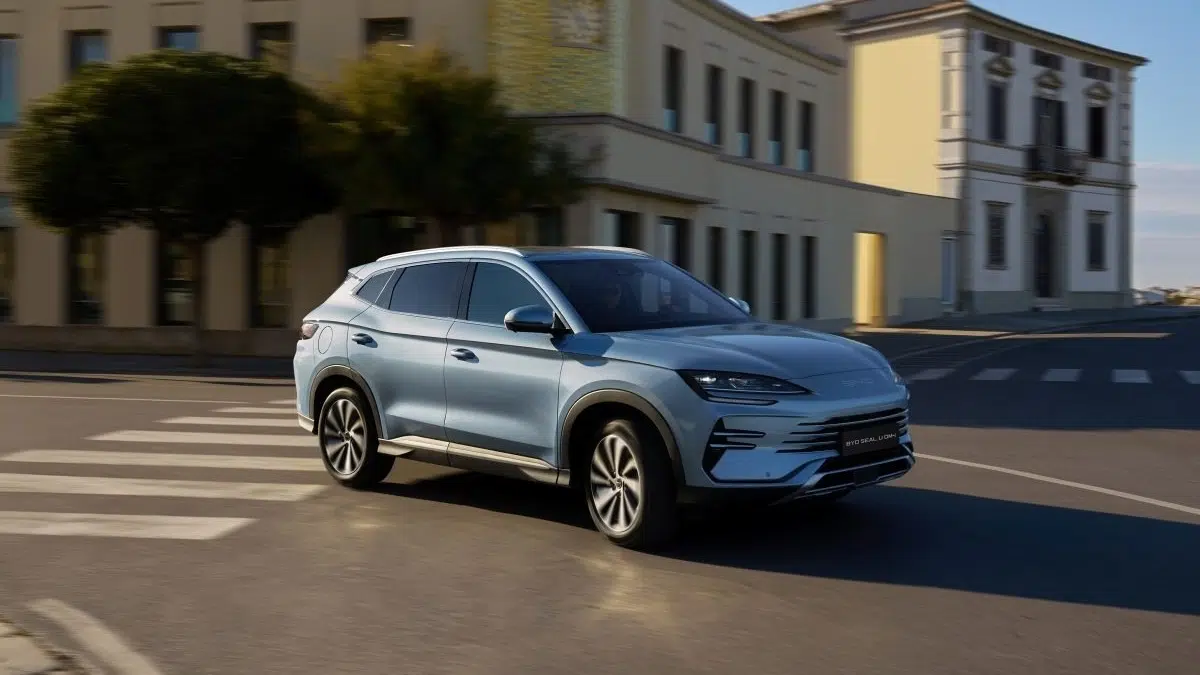 BYD hybride rechargeable avec calandre fermée et phares LED effilés