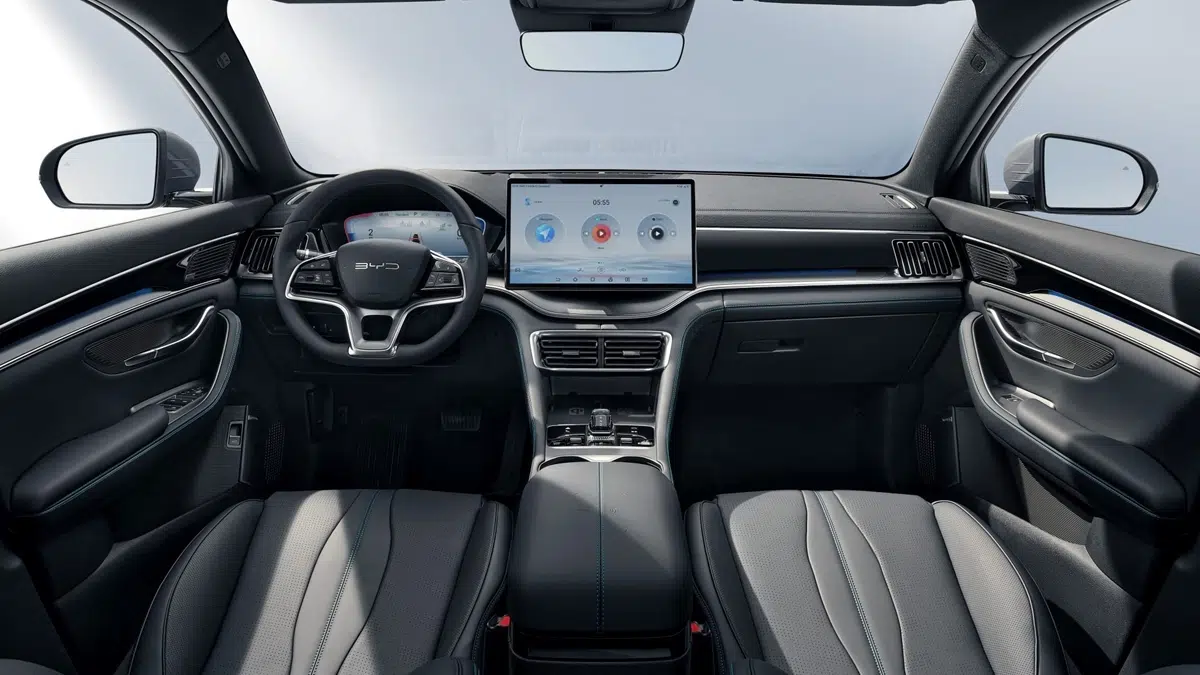 Intérieur BYD Seal hybride rechargeable avec écran central rotatif et tableau de bord numérique