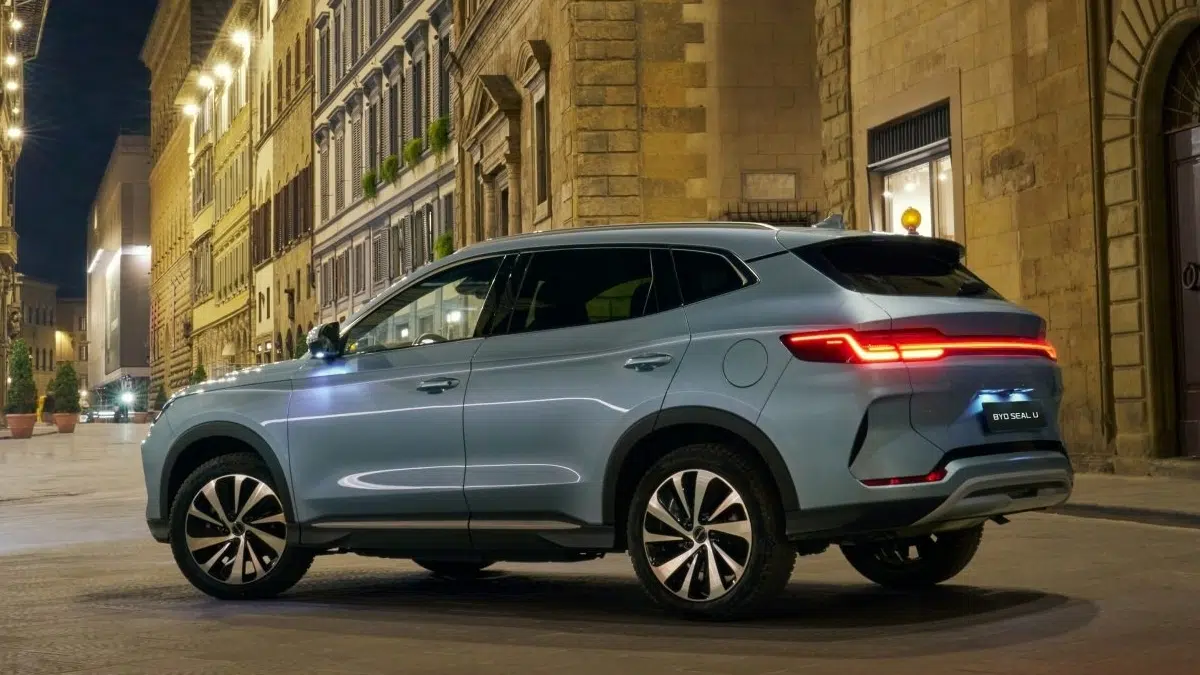 Arrière d’un modèle PHEV BYD avec feux LED horizontaux et diffuseur stylisé