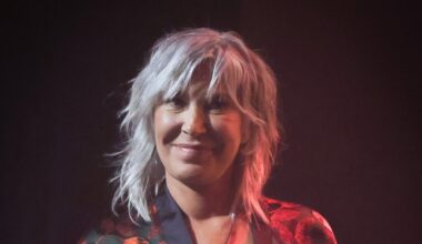 Zazie assume ses cheveux blancs, elle revient sur les commentaires qu'elle a reçues