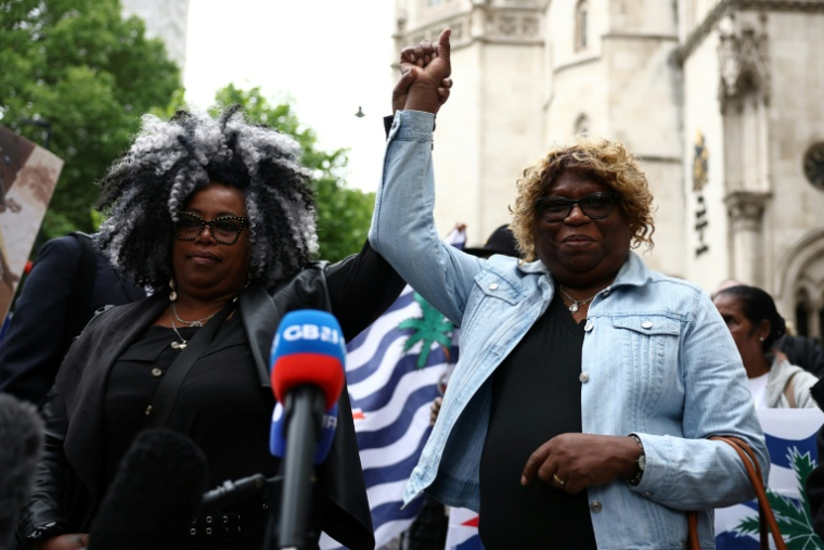 Les Chagossiennes Bertrice Pompe (à gauche) et Bernadette Dugasse (à droite)  à la sortie de la Haute Cour de Londres le 22 mai 2025 après avoir été débouté du recours contre l'accord de restitution des îles Chagos à Maurice ( AFP / HENRY NICHOLLS )