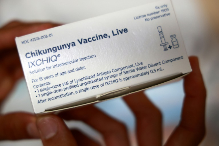 Une boîte de vaccin IXCHIQ contre le chikungunya dans une pharmacie au début de la campagne de vaccination à L'Etang Sale, le 7 avril 2025 sur l'île de La Réunion ( AFP / Richard BOUHET )