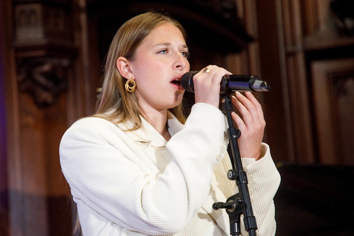 "Je ne vais pas en dormir de la nuit", "C'est tellement une reine", "Elle mérite tellement ce qui lui arrive" : en pleurs, la chanteuse fait une grande annonce lors de son concert au Trianon, les fans réagissent